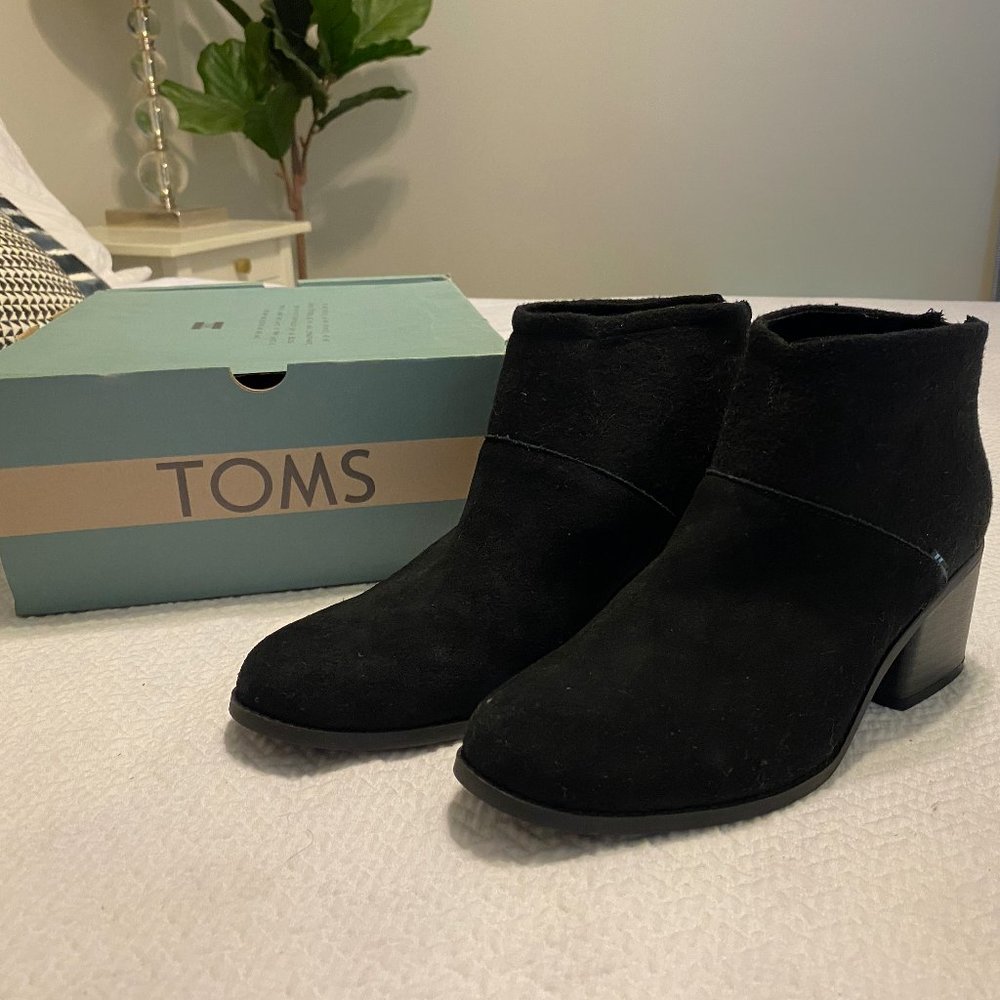 Never worn Toms Suede Boots